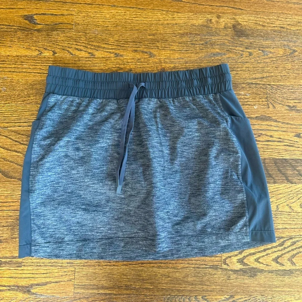 Athleta dark grey excursion hybrid skort size medium T304